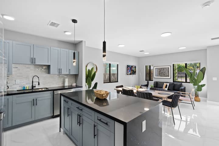 Stylish Townhouse Steps From Wynwood - Miami, FL