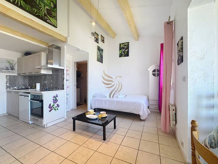 Светла всекидневна с висок таван.