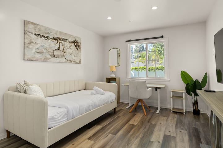 3号卧室/指定办公桌