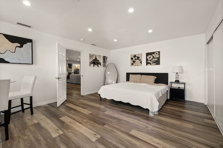 主卧配有套房和私人用餐区