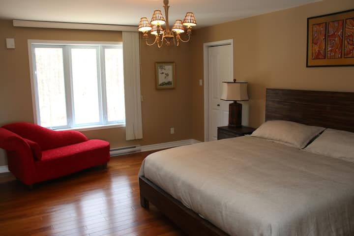 主卧配有加大双人床