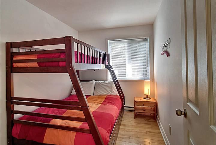 带双层床的房间