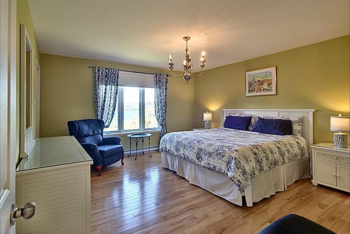 带特大号床的卧室