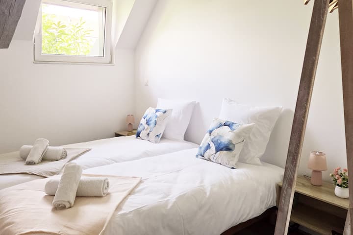 La 2e chambre est équipée de 2 lits simples 90x190cm avec 2 portiques pour vêtements. Volets roulants électriques