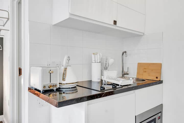 Designer Studio Pad: Relax, Work & Explore - London, UK