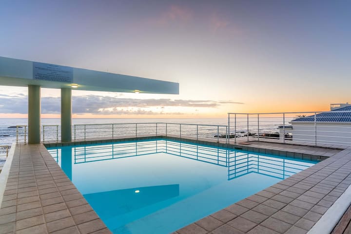Sunset Azure Penthouse – Panoramic Views, PVT Pool