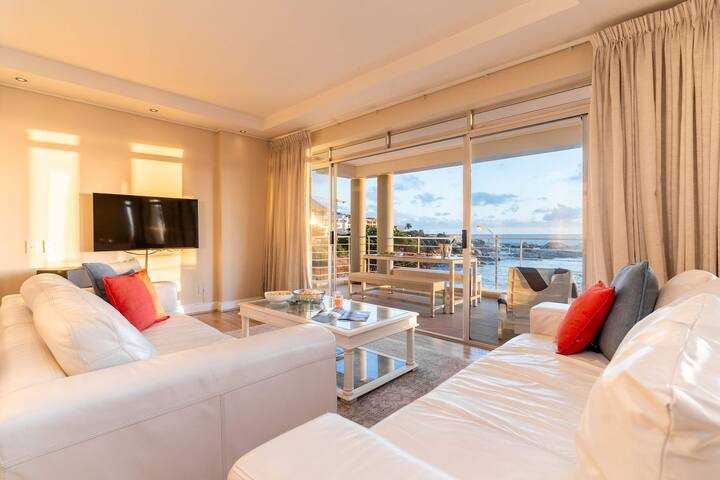 Sunset Azure Apt – Panoramic Views, 2 min to beach gallery image 5
