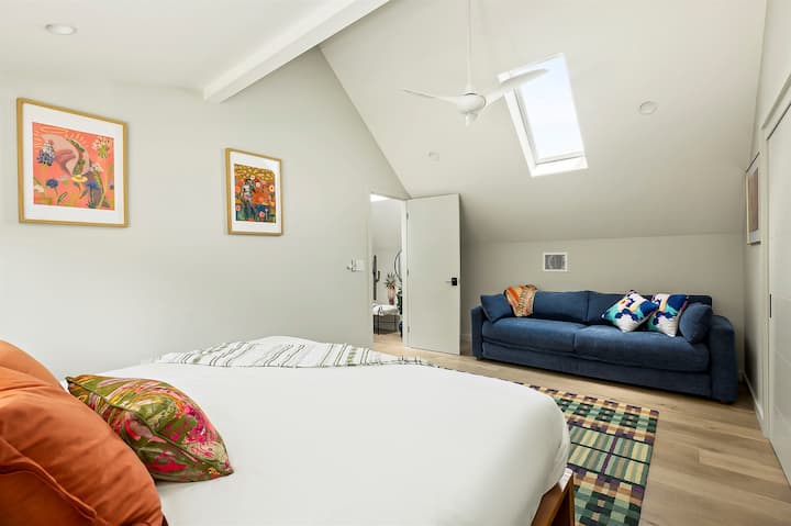 Premyslený dizajn s jemnými tónmi, klenutými stropmi a hravou výzdobou – ideálny pre hostí všetkých vekových kategórií.