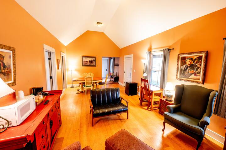 Discover Comfort & History In Scenic Room Setting - Hope, NJ