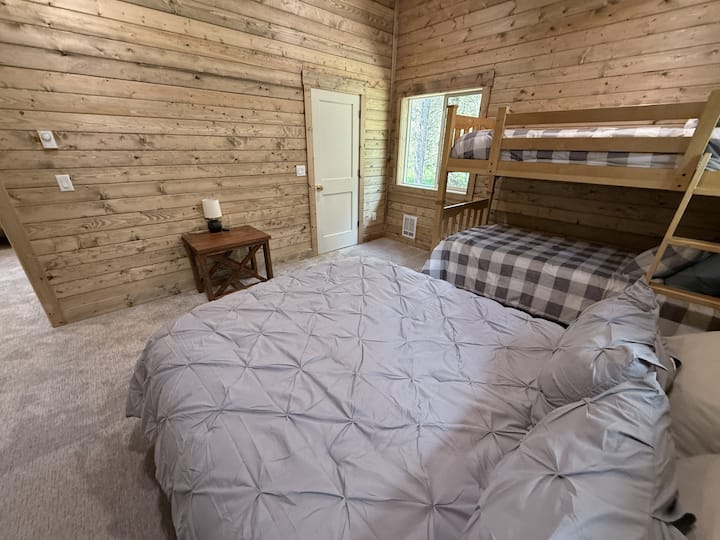 Chumba cha kulala juu na malkia na kitanda cha ghorofa