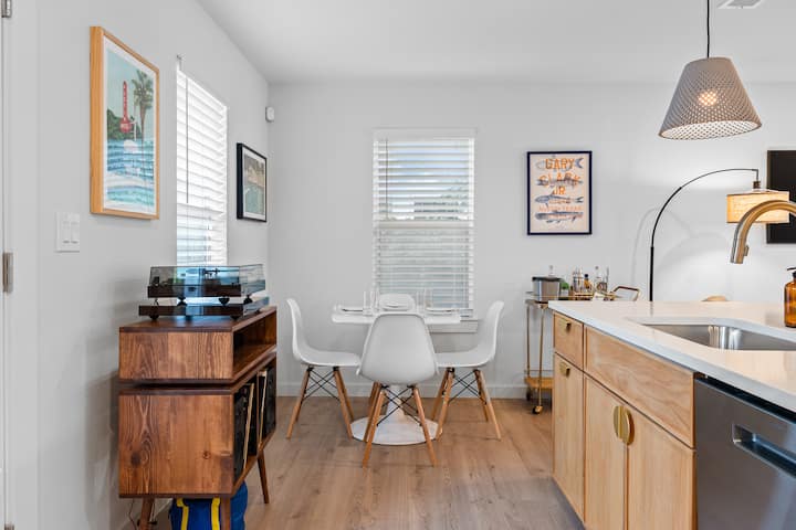 Casa Que Canta | Pool, Firepit & Walkable Location - Austin, TX