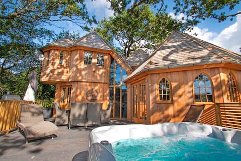 Silvertree House with Hot Tub & Park Facilities