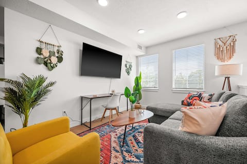 Successful Airbnb property: SLC - Airport - 2BR Townhome King BD - Garage in Salt Lake City
