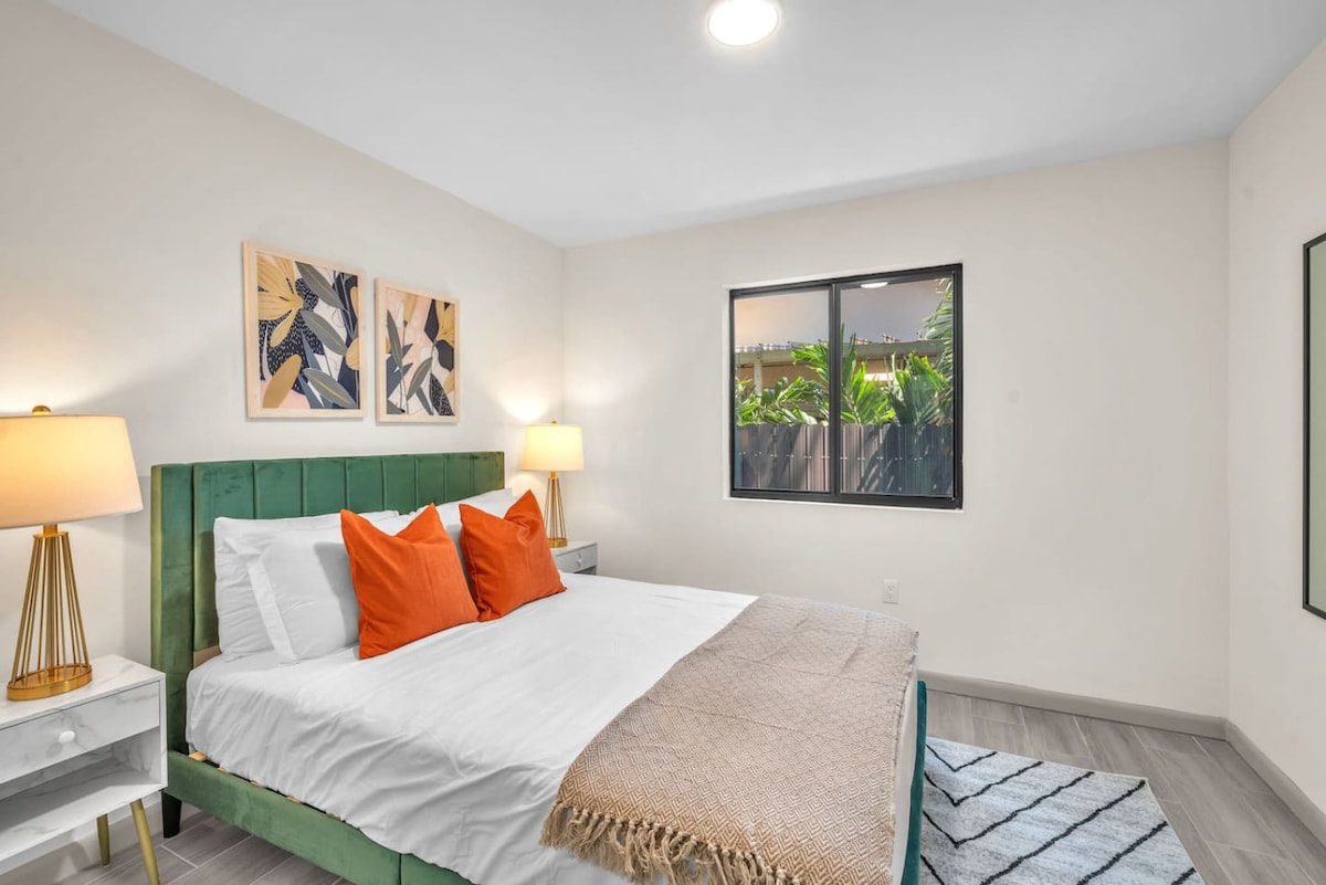 Chumba kizuri cha kulala chenye nafasi kubwa na kitanda cha kifahari kinacholala 2.