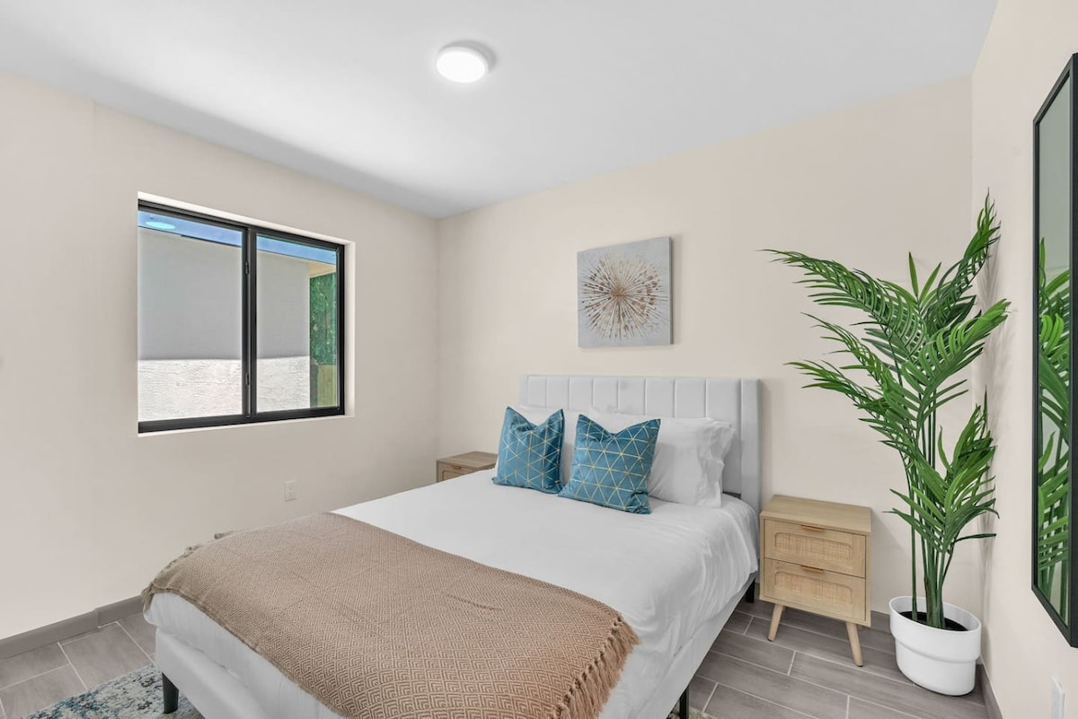 Mazingira tulivu ya chumba cha kulala yanakualika upumzike, ukiwa na kitanda cha kifahari ambacho kinaahidi usingizi wa usiku wenye utulivu.