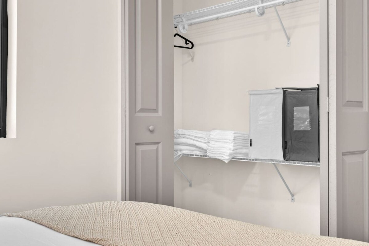 Unapoingia kwenye chumba cha kulala, matandiko yenye starehe na mazingira ya amani huunda mapumziko bora kuanzia siku hiyo.