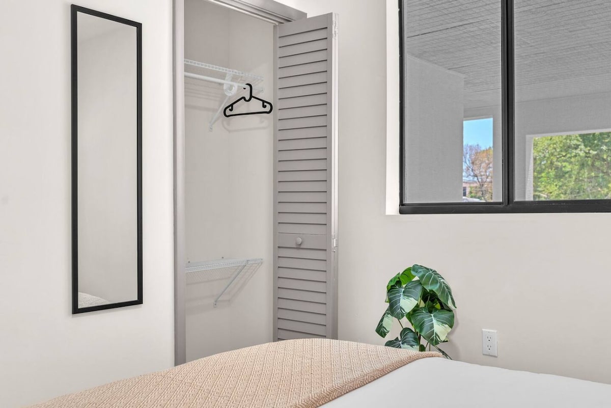 Sehemu ya kabati yenye ukubwa wa ukarimu, inayotoa nafasi kubwa ya kuhifadhi vitu vyako, na kuweka chumba cha kulala bila mparaganyo.