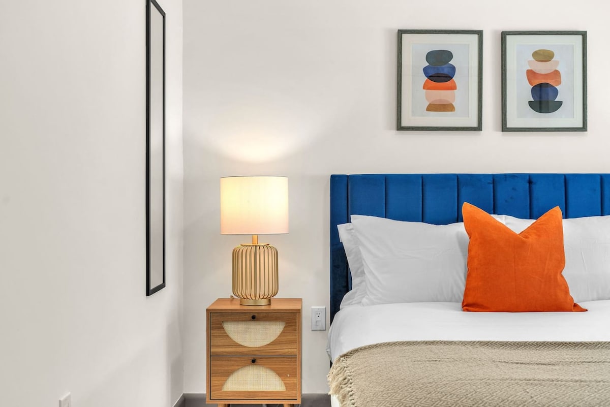 Chumba cha kulala cha starehe kilicho na meza za usiku na vipofu