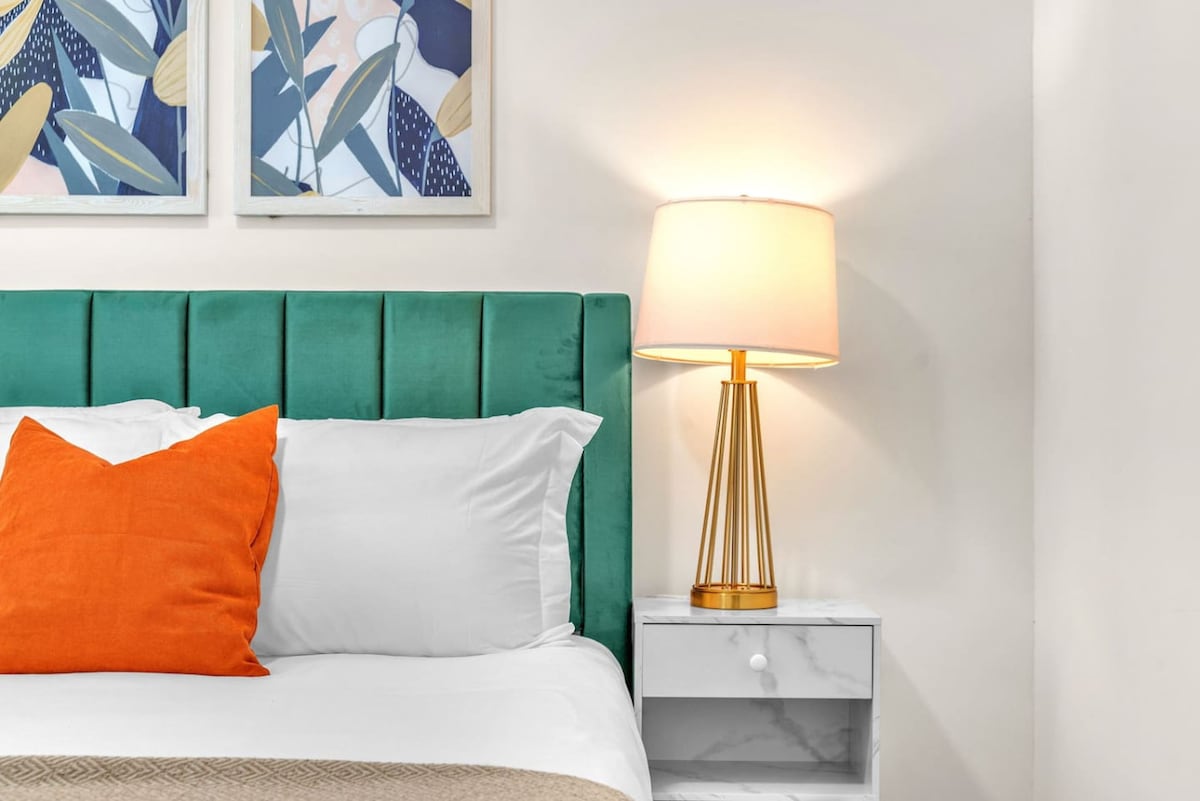 Chumba cha kulala cha starehe kilicho na meza za usiku na vipofu