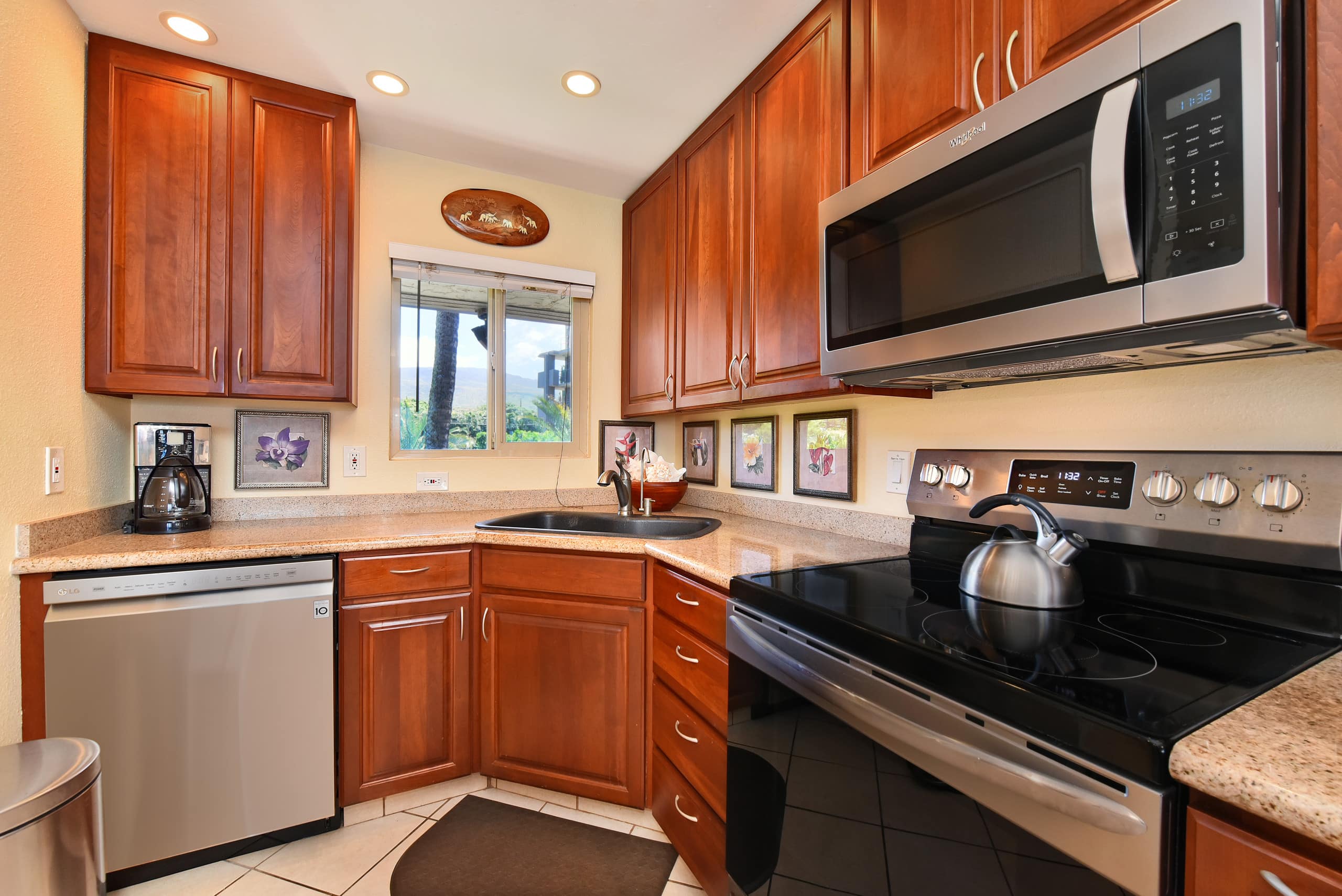 Condo in Lahaina · ★4.86 · 2 bedrooms · 4 beds · 2 baths - Image 10