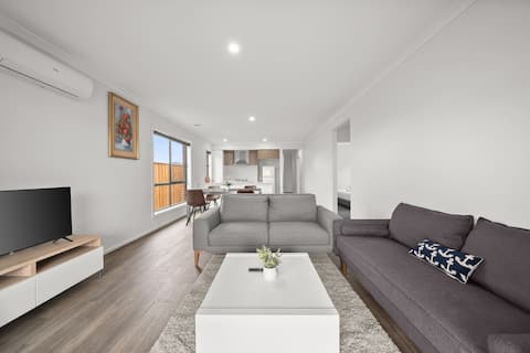 4Bedroom Family Getaway close to Tarneit Station