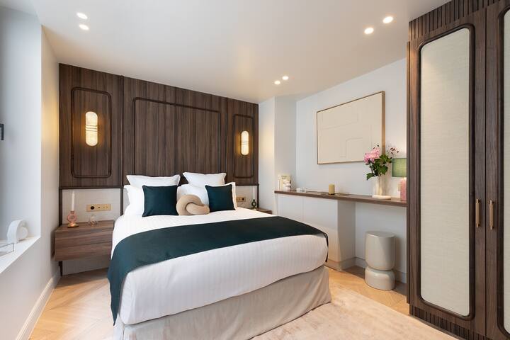 A Sophisticated 1-BR with Services – Louvre