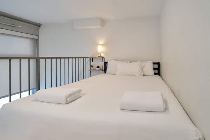 غرفة النوم: استمتع بليالي مريحة مع سرير مريح بحجم كبير!