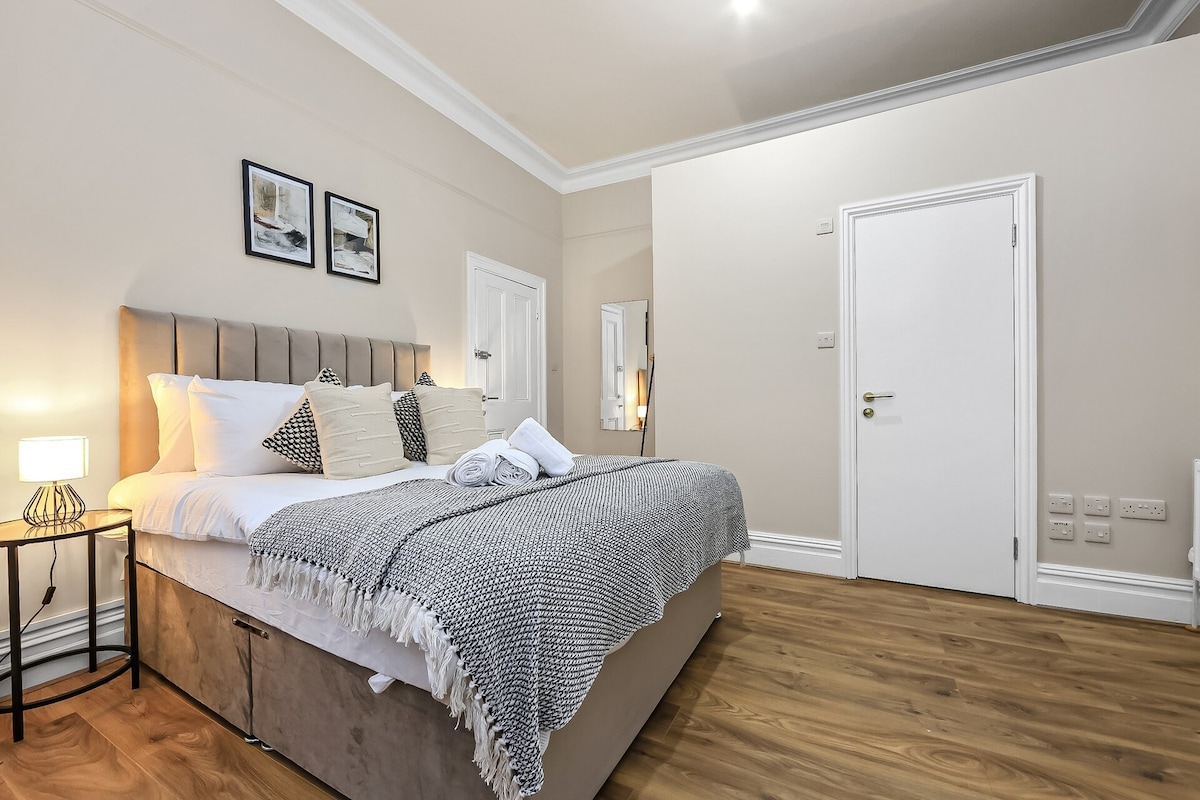 Опуштете се во ова смирувачко, минималистичко студио кое ги спојува удобноста и едноставноста. Овој светол простор има луксузен брачен кревет, облеан во природна светлина од голем прозорец, совршен за удобно утринско кафе или тивка попладневна дремка. 