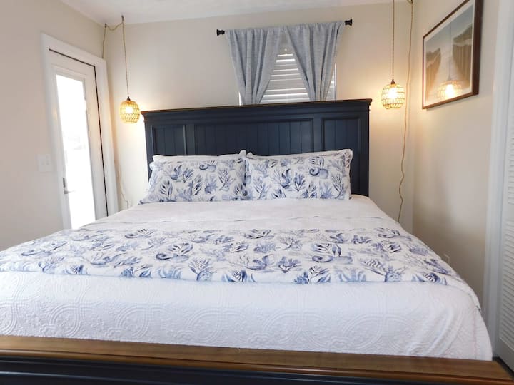 Chambre principale avec très grand lit et accès à la terrasse