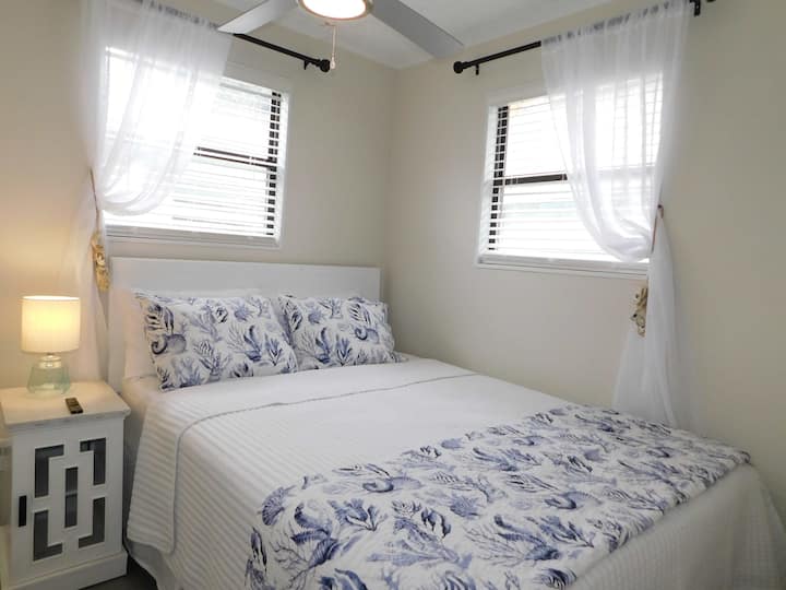 Chambre à coucher avec lit queen size et rangement supplémentaire dans le placard