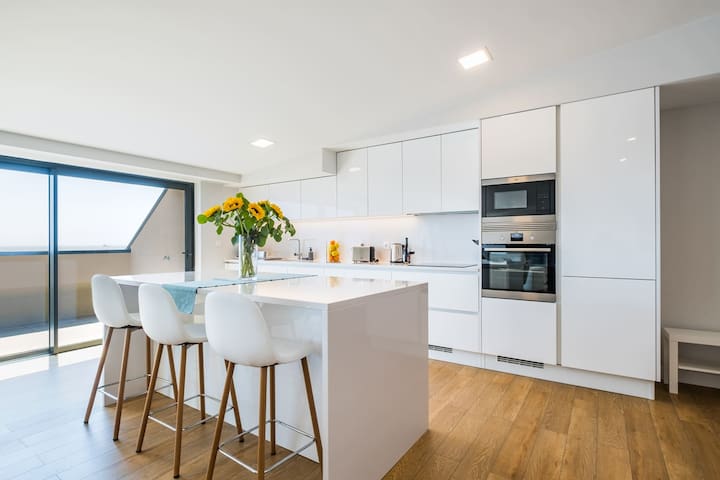 The Shoreline 4 by Portugal Portfolio