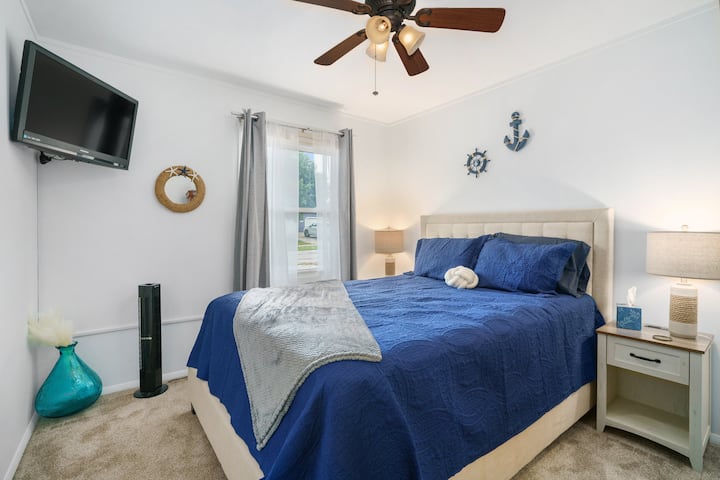 מיטה בגודל מלא ואווירה מרגיעה הופכים את המקום הזה למקום נהדר להירגע בו. 