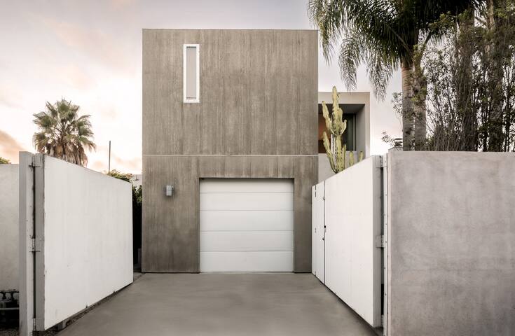 Venice Walk Street Retreat | Jacuzzi & Lemon Tree gallery image 5