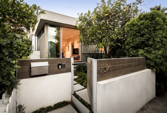 Venice Walk Street Retreat | Jacuzzi & Lemon Tree gallery image 2