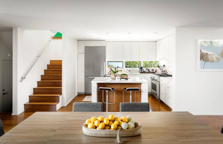 Venice Walk Street Retreat | Jacuzzi & Lemon Tree gallery image 3