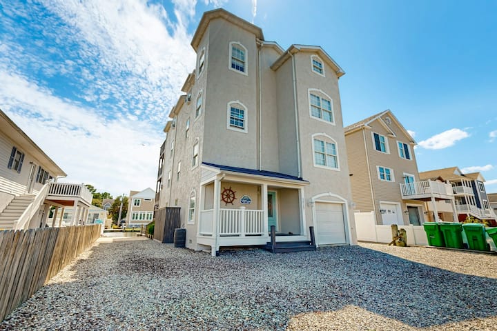 Edgewater Acres: Hot Tub Pool Table & Deck - Ocean City, MD