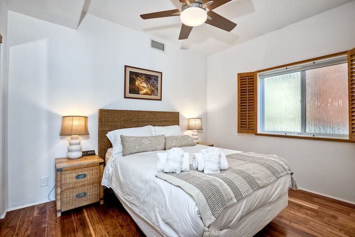 Druhá spálňa v dolnej jednotke má manželskú posteľ.