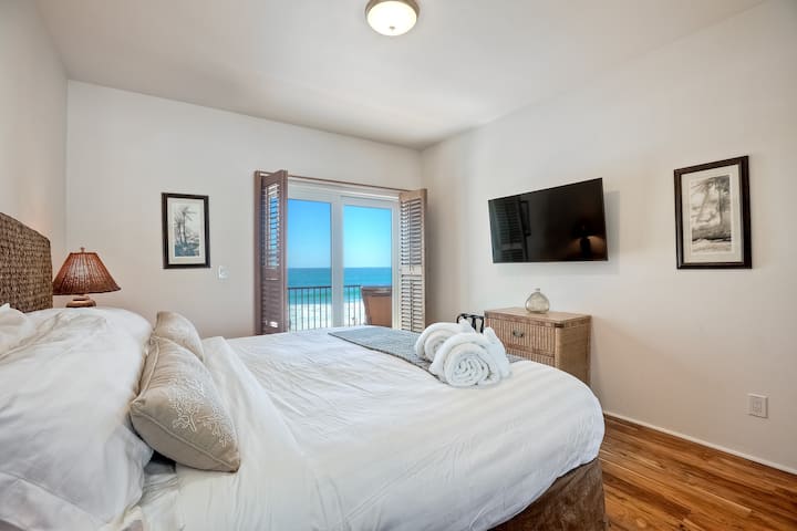 Zobuďte sa za zvukov vĺn. Hlavná spálňa v dolnej jednotke.