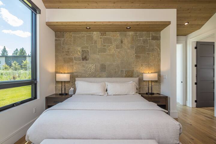 New! Big Sky Luxury | Mountain Views + Hot Tub