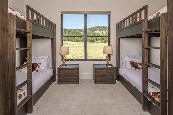 Kaksi kerrossänkyä, joissa on kaksi yhden hengen patjaa!