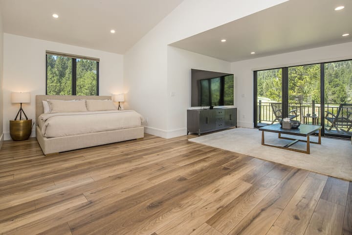 Yläkerran yksityinen makuuhuone, jossa on olohuone, keittiö, kylpyhuone ja parveke!