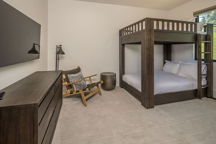 Täysikokoiset kerrossängyt ja äly-TV!