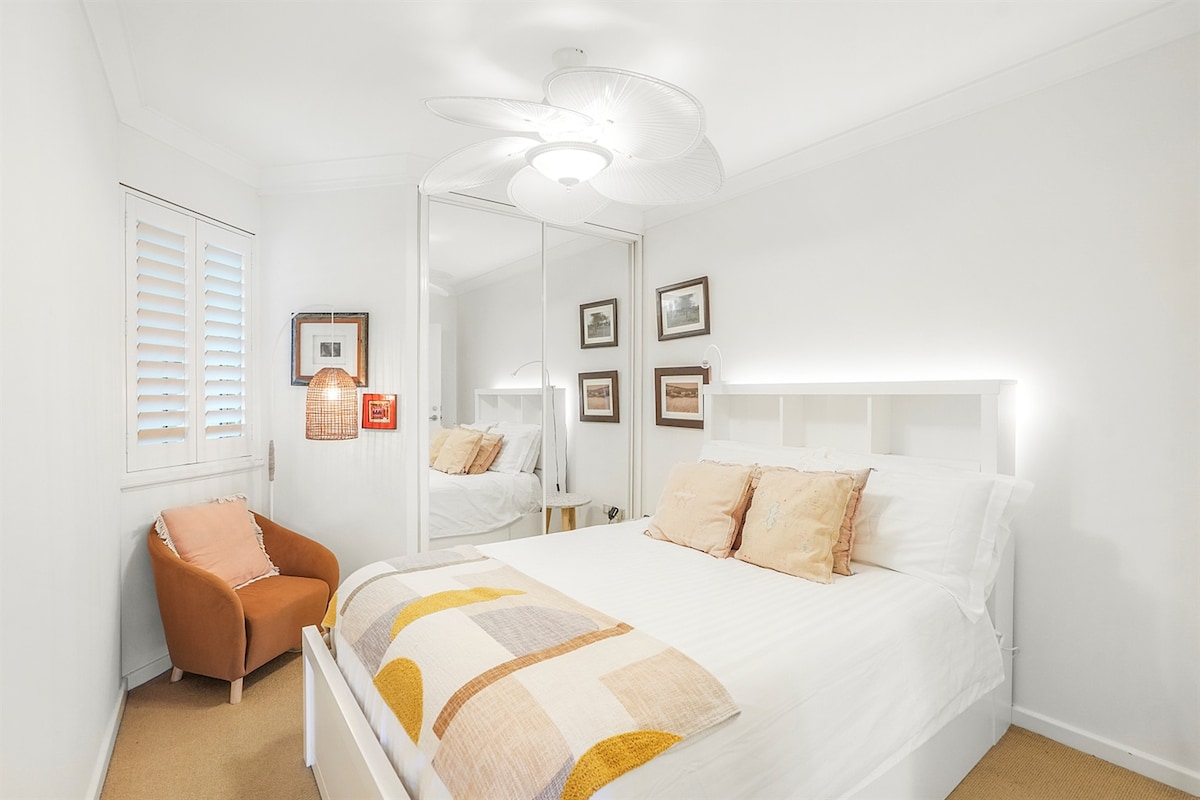 მშვიდი დასვენება რბილი განათებით, ახალი თეთრეულითა და დამამშვიდებელი ატმოსფეროთი.