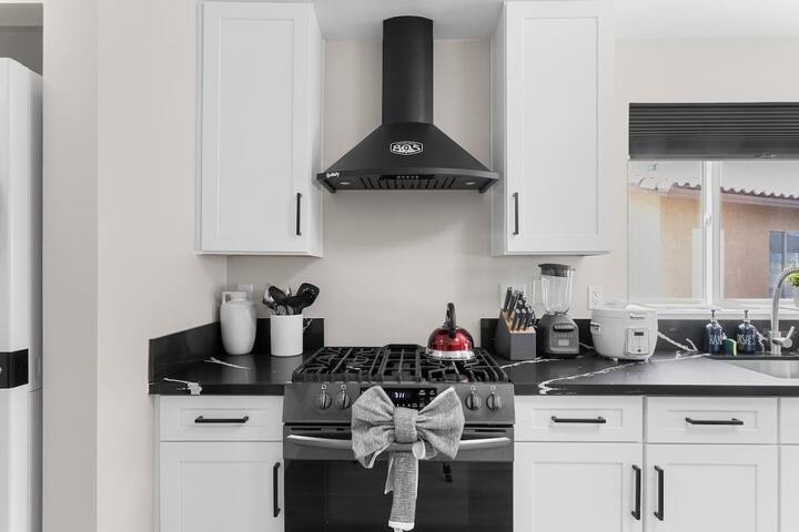 7BR Home: Movie Theater, Pickleball, Hot Tub, Pool gallery image 4