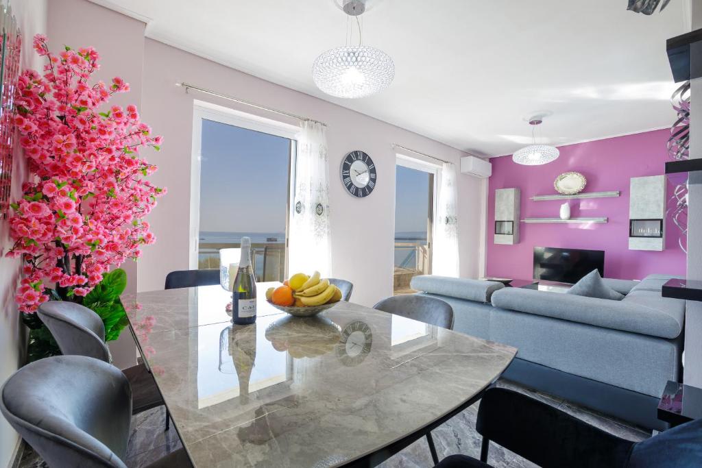 Cocina moderna de planta abierta con decoración elegante y vistas al mar