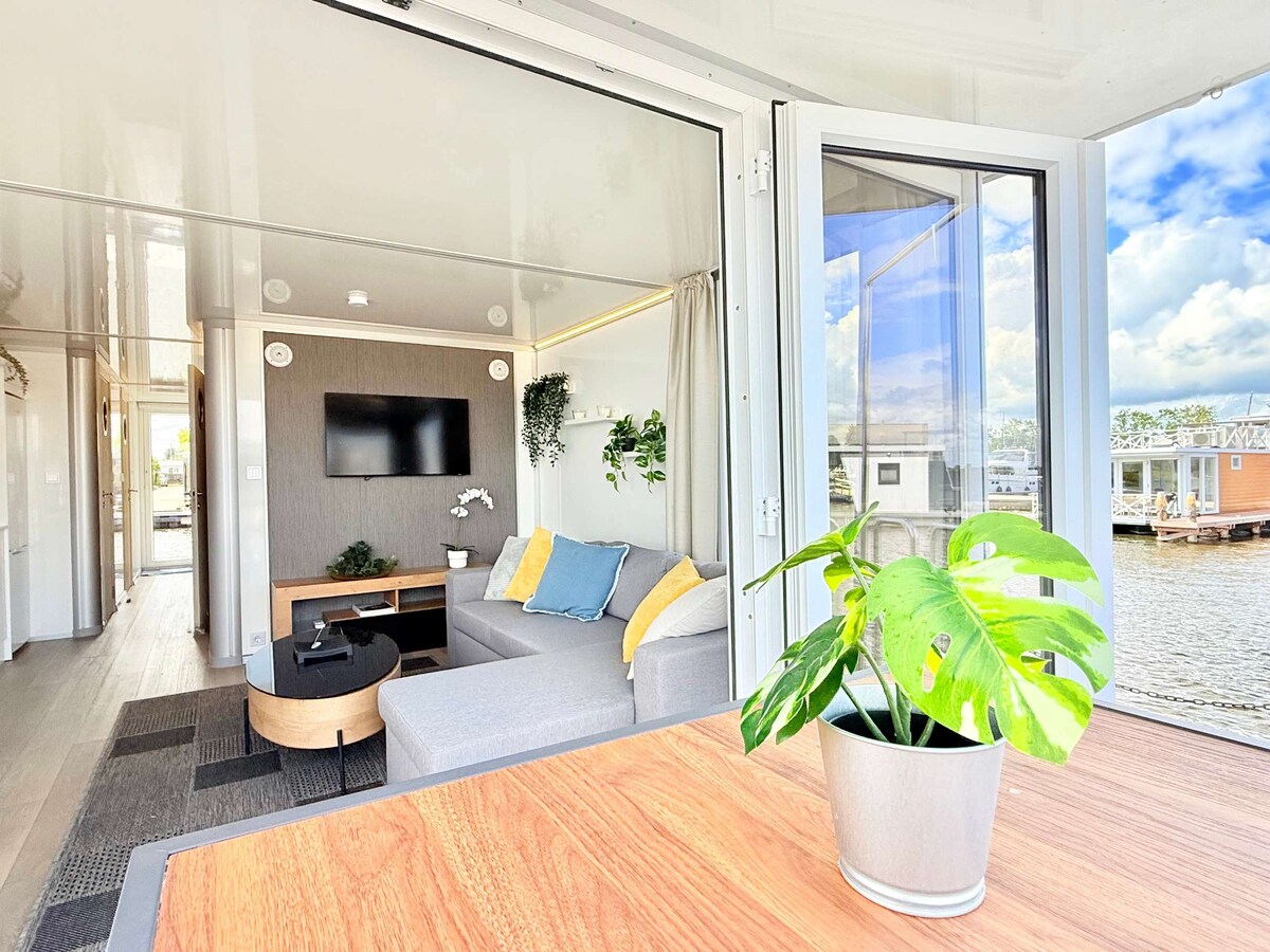 Top Airbnb: Sundeck Houseboat on the Sneekermeer in Sperkhem En Industrieterrein Houkesloot