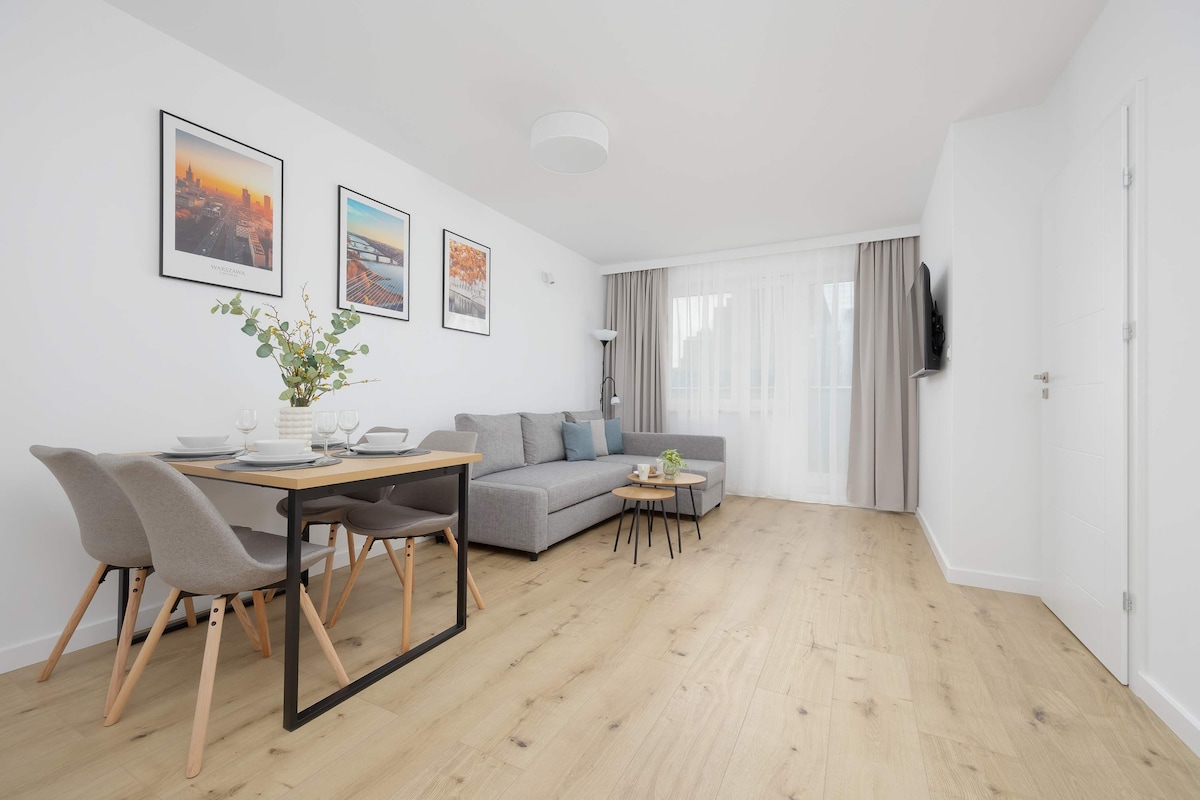 Svetlý, priestranný interiér vás pozýva na spoločné stolovanie a oddych v sedacej časti, ktorá je vylepšená jemnými dekoráciami a množstvom prirodzeného svetla.