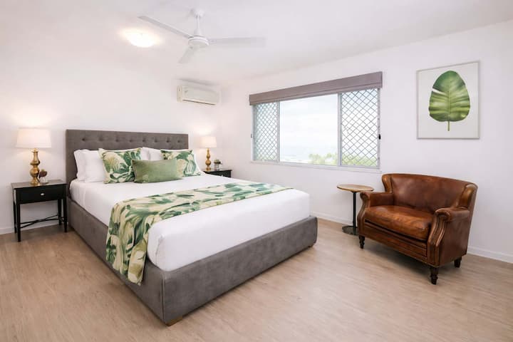 Cómoda habitación con cama tamaño queen, sábanas de calidad, aire acondicionado y ventilador de techo