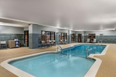 Suite w/ Kitchenette. Free Breakfast&Indoor Pool