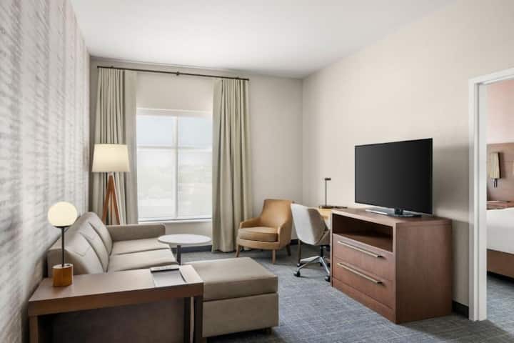 Suite W/ Kitchenette. Free Breakfast&indoor Pool - Waukesha, WI